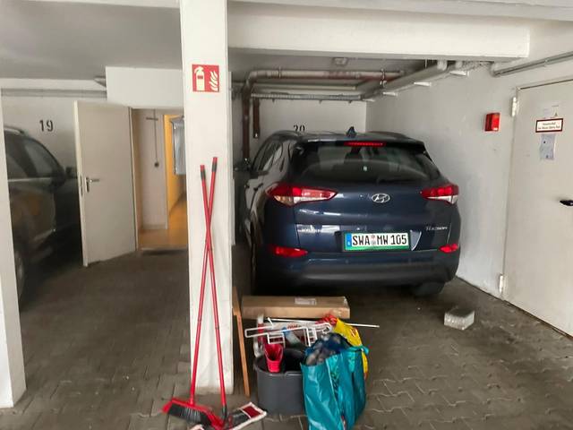 Nummerierte Stellplätze in der Tiefgarage bei der Monteurwohnung in Niedernhausen