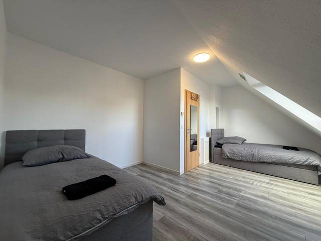 Zimmer mit zwei Einzelbetten und Dachfenster in einer Monteurwohnung in Oestrich-Winkel