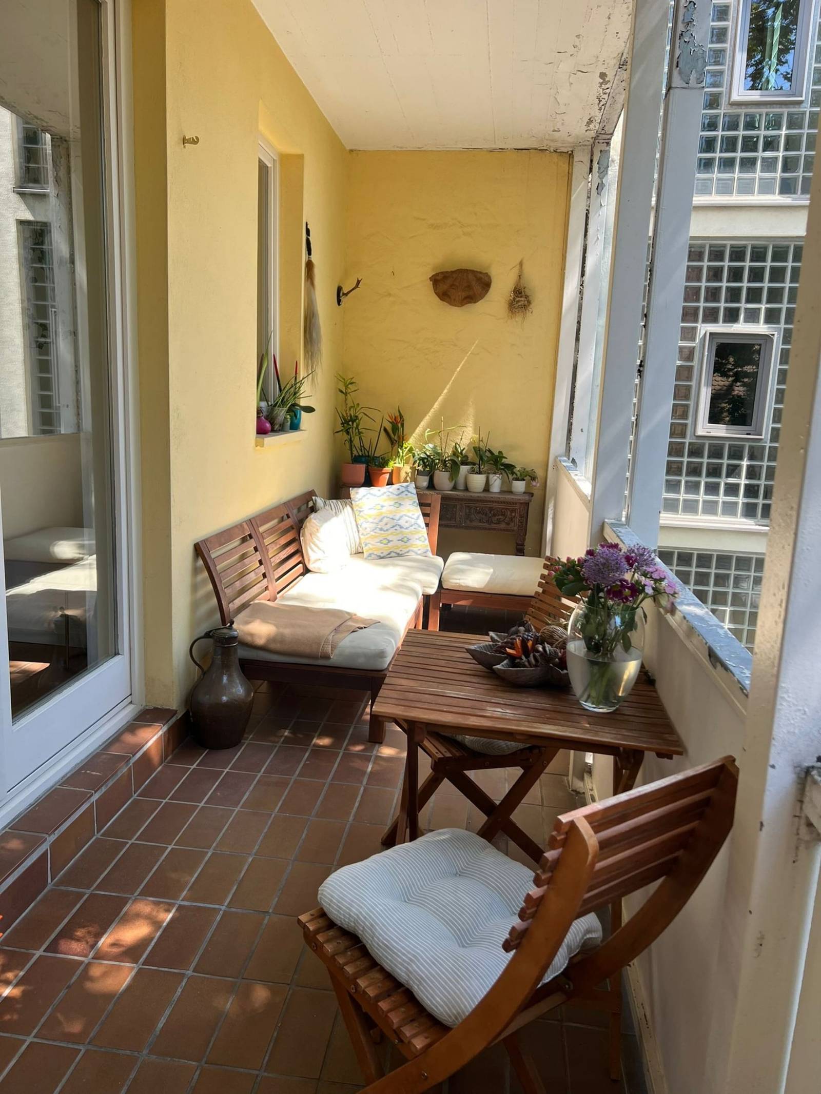 Balkon mit Sitzbank, Klapptisch und Klappstuhl in der Monteurwohnung in Frankfurt am Main