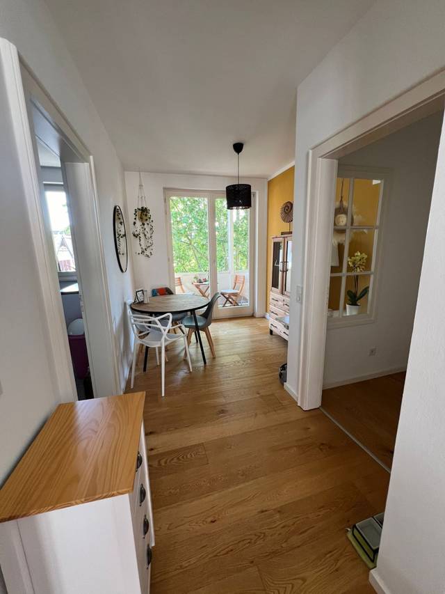 Flur mit rundem Esstisch und Zugang zum Balkon in der Monteurwohnung in Frankfurt am Main