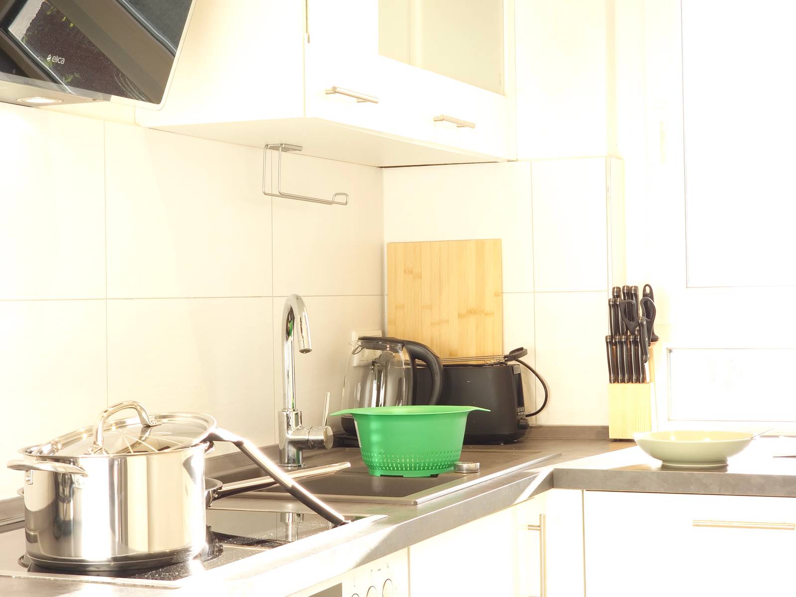 Arbeitsfläche mit Topf, Sieb, Wasserkocher, Toaster und Messerblock in der Monteurwohnung in Hanau