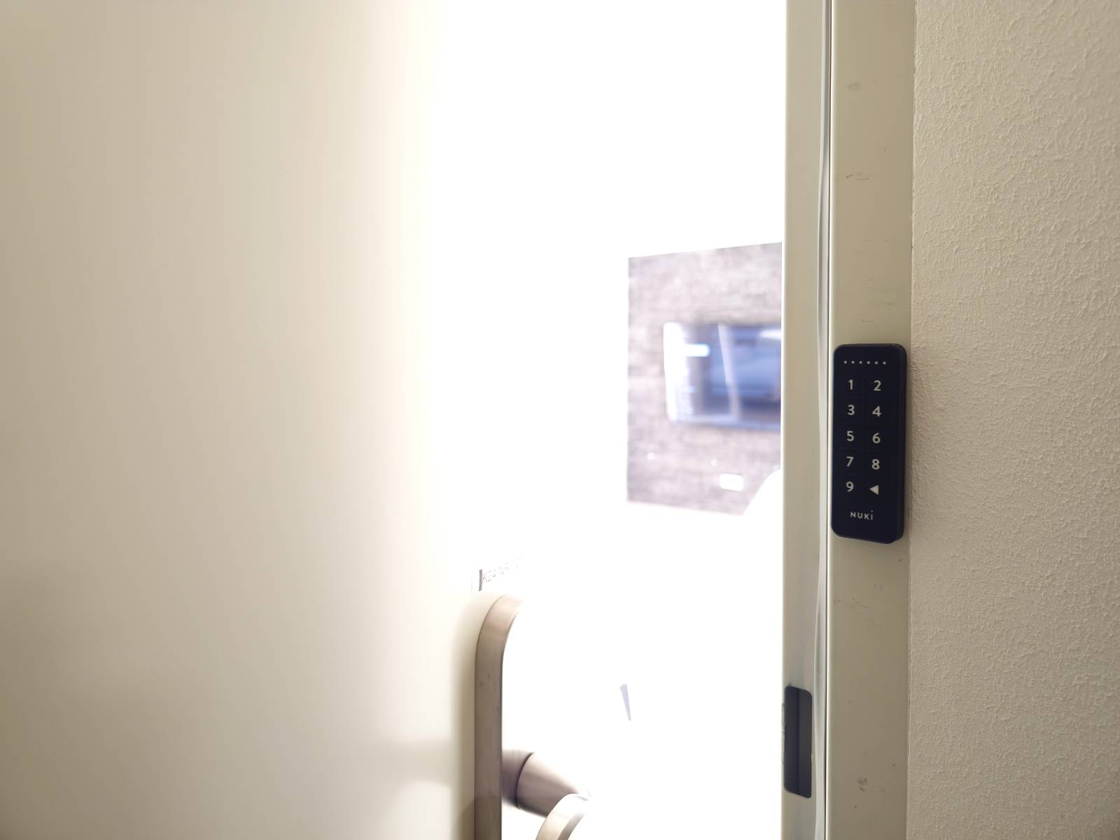 Tastenfeld eines Türschlosses neben der Wohnungstür in der Monteurwohnung in Hanau