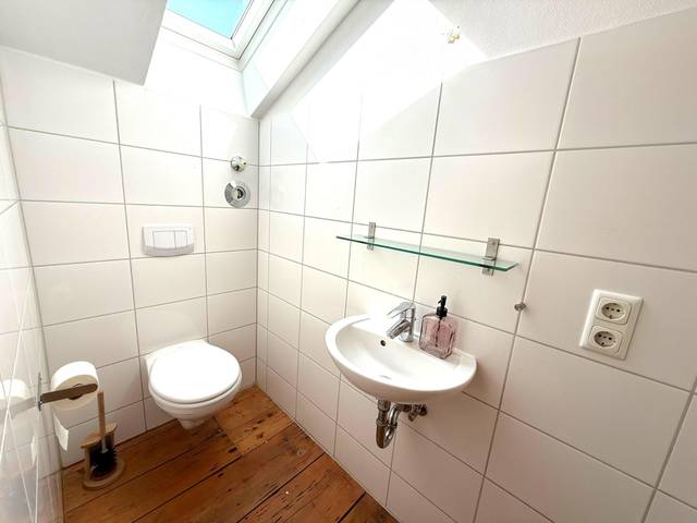 Wandhängendes WC und Waschbecken mit Glasablage in der Monteurwohnung in Offenbach am Main