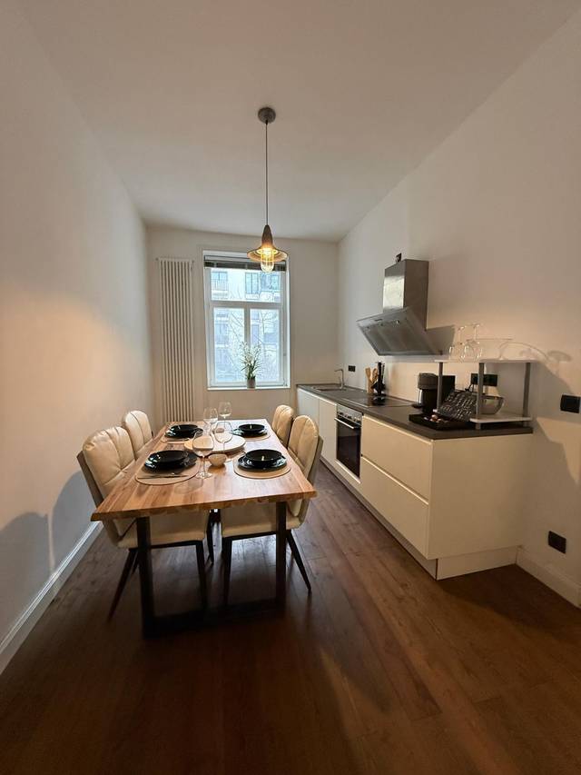 Esstisch mit vier Polsterstühlen und Küchenzeile mit Backofen in der Monteurwohnung in Frankfurt am Main