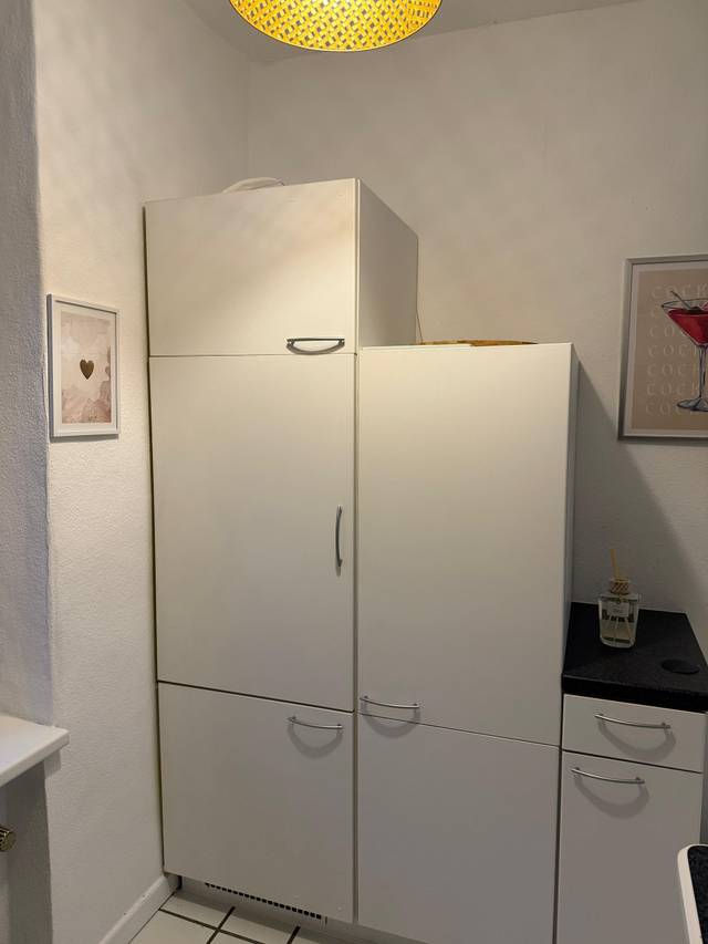 Hohe Einbauschränke mit Kühlschrank in der Küche der Monteurwohnung in Frankfurt am Main